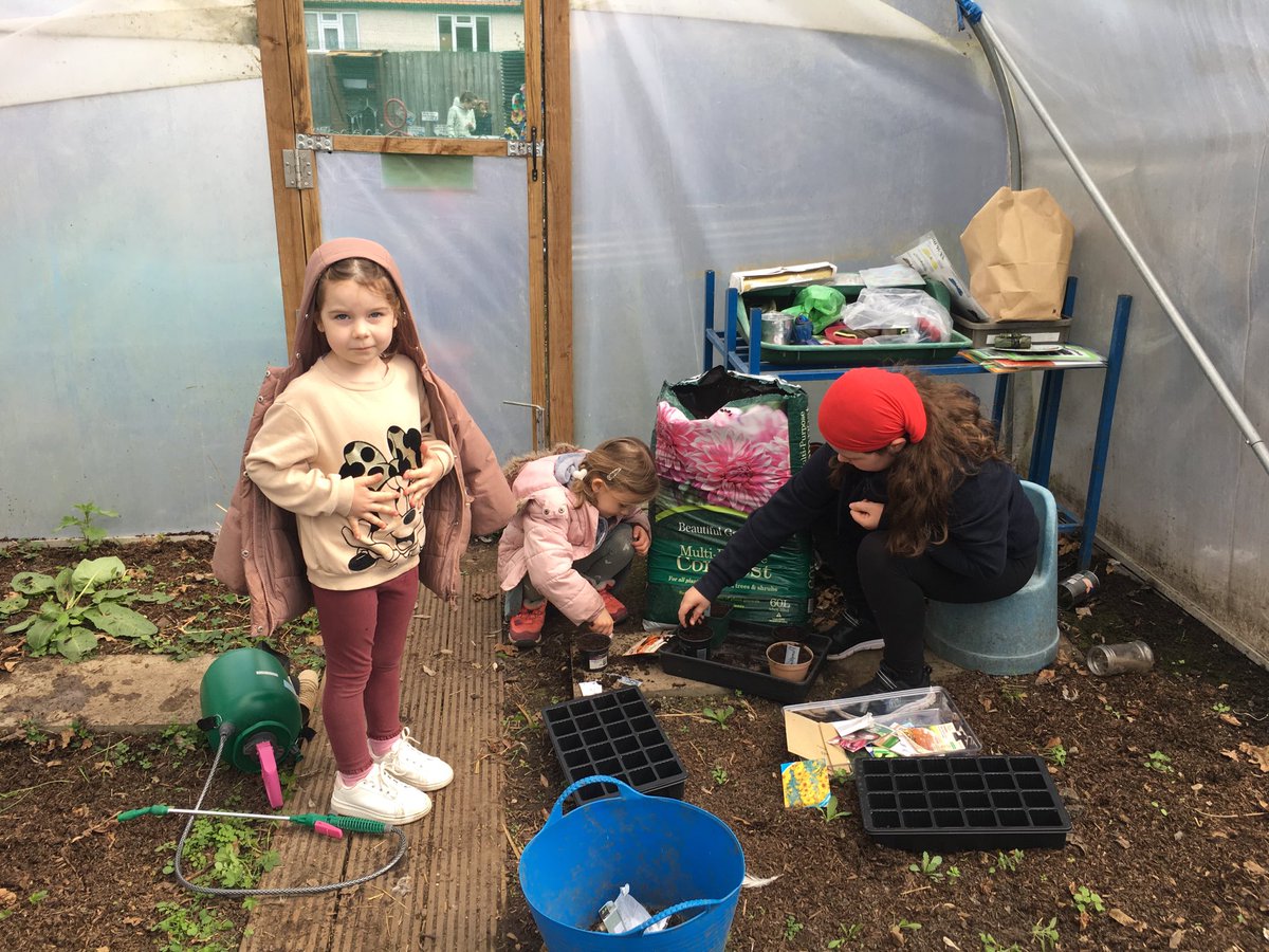 rachel72h's tweet photo. Great fun at ⁦@trafinfants⁩ Easter gardening camp https://t.co/KawC3UZdoh