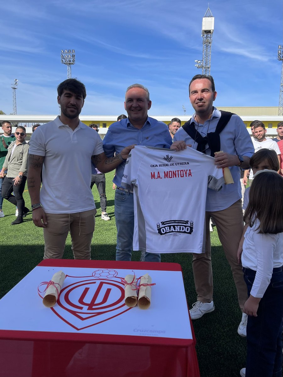 La Junta Directiva del #CDUtrera, en su 75 aniversario, reconoce al equipo del ascenso a 3ª División encabezado por <a href="/DelatoyaA/">Miguel A. Montoya</a> 

¡𝐒𝐨𝐢𝐬 𝐡𝐢𝐬𝐭𝐨𝐫𝐢𝐚 𝐝𝐞𝐥 𝐜𝐥𝐮𝐛!

#75RazonesParaSoñar | #SeamosUno