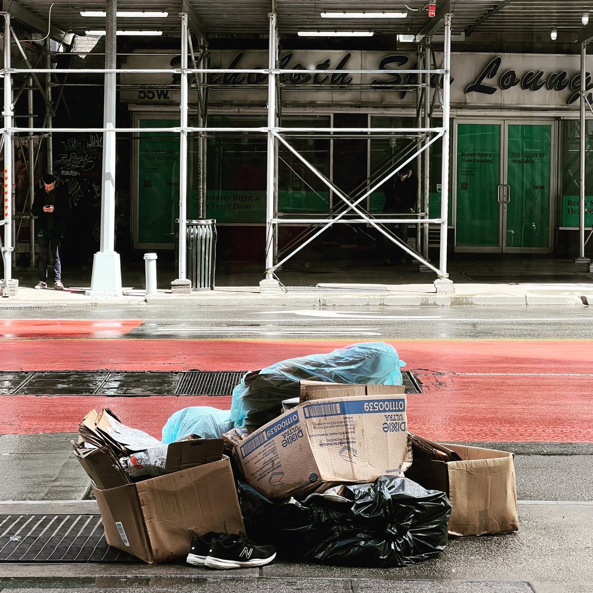 Almost new sneakers out for grab
.
#streetphotography #streetphotographer #freesneakers #nycphoto #nycphotography