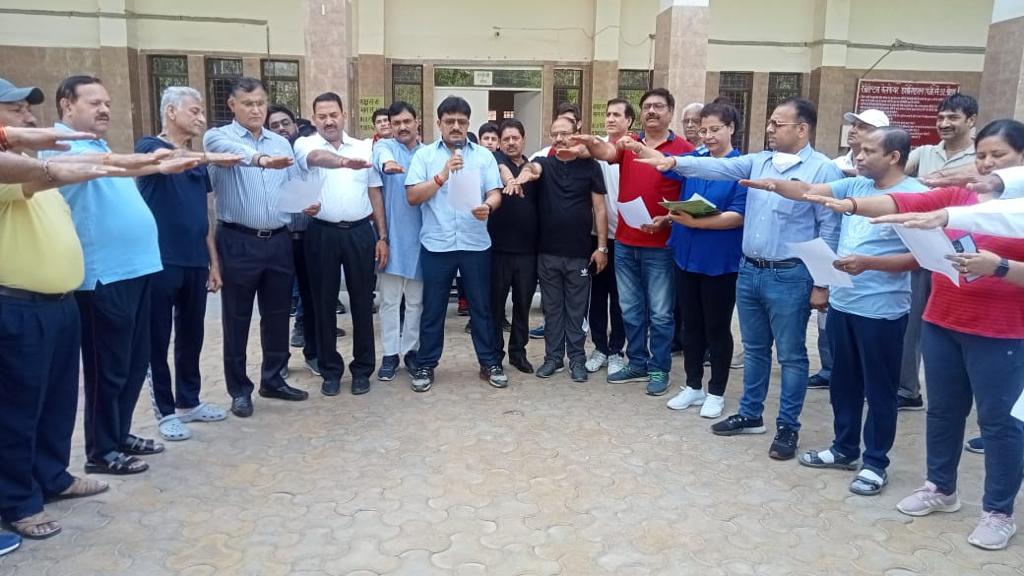 _yogendrasharma's tweet photo. आज फोनरवा टीम व @Noida_authority के अधिकारियों के साथ सेक्टर 135 ,72 व 52 में स्वच्छता अभियान चलाया गया जिसमें सभी निवासीयो ने बढ़ चढ़कर हिस्सा लिया।
नुक्कड़ नाटक के द्वारा भी लोगों को स्वच्छता अभियान के बारे में जागरुक किया।

हम सब नोएडा को नंबर 1 बनाएंगे। @CeoNoida https://t.co/liBf11cJpQ