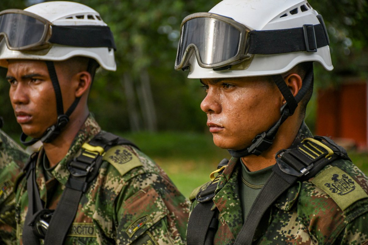 Ejercito_Div4's tweet photo. Solo un soldado sabe qué significa luchar por los sueños de los demás. 

#MilesDeApellidosUnaSolaFamilia

Soldado Muñoz del grupo para atención de desastres Villavicencio, #Meta. #ViajeSeguro su @COL_EJERCITO está en la vía https://t.co/wkldyQApag