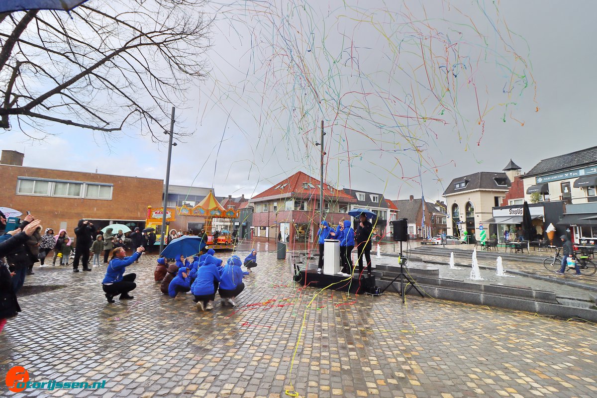 Vandaag was de feestelijke opening van het vernieuwde winkelcentrum. Wethouder Tijhof verrichte in de stromende regen de opening bij de nieuwe waterpartij op het Schild. Voorafgaande aan de plechtigheid  was er een optreden van DOS.
Foto's op fotorijssen.nl