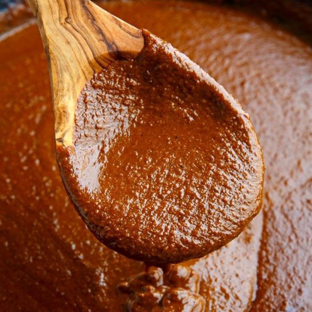 Guajillo sauce is without a doubt, one of the best salsas in Mexico. 🌶️ Smokey and spicy, but with the right amount of sweetness, it will give that extra delicious kick to any meal. 😋Get Mamá Reyna’s Guajillo Sauce delivered anywhere in the UK! Buy here: bit.ly/3vprB2z