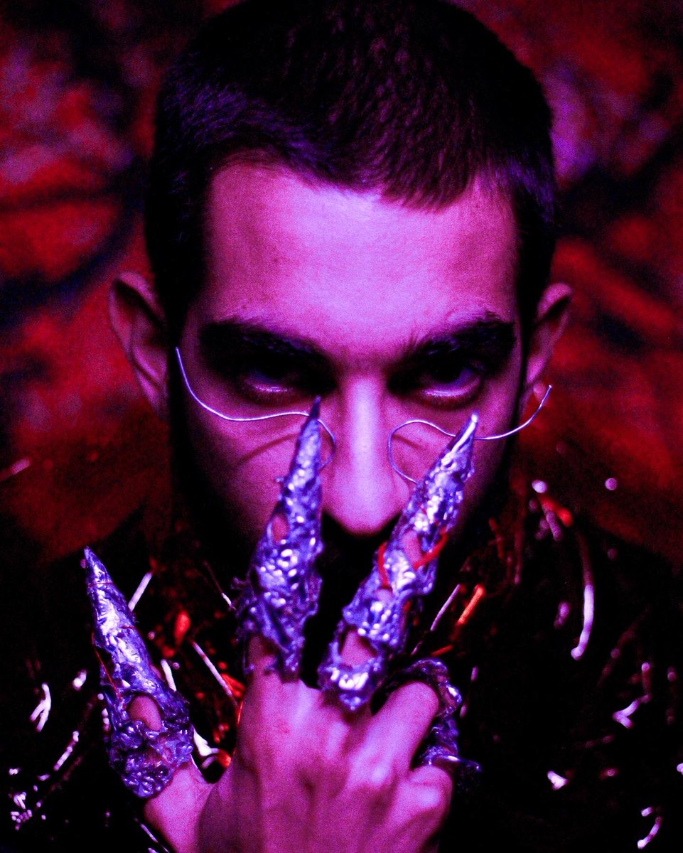 RaquelCravid's tweet photo. THE:JEWELER
Model: Tomás Jones
Acessories: Tomás Jones
#photoshoot #jewelry #handjewelry #independentartist #villain #purplelight #artistic https://t.co/jmLsGQqxIj