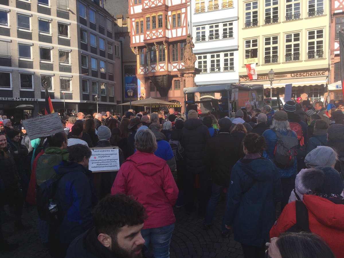 ElefantImRaum2's tweet photo. Frankfurt steht!✊💪❤️👏 https://t.co/3tOjlFoNtk