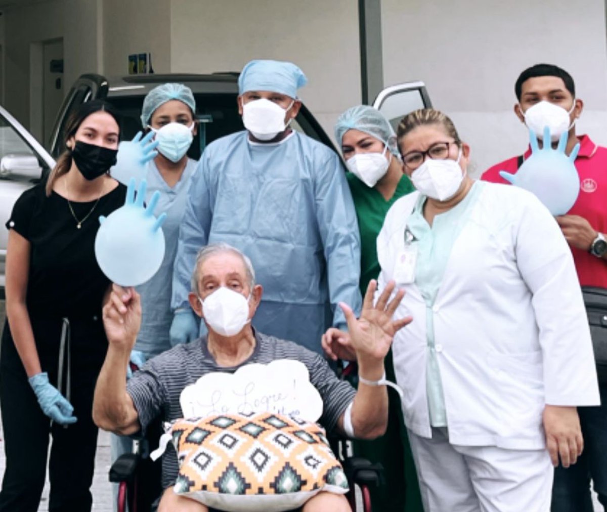 Una buena noticia que nos alegra el corazón a todos los panameños. Se dio de alta al último paciente del Hospital #COVID19 de la #CiudadDeLaSalud. ¡Enhorabuena!
Seguimos trabajando para combatir el virus. #NoBajemosLaGuardiaPMÁ

#CSScontigo #UnidosLoHacemos