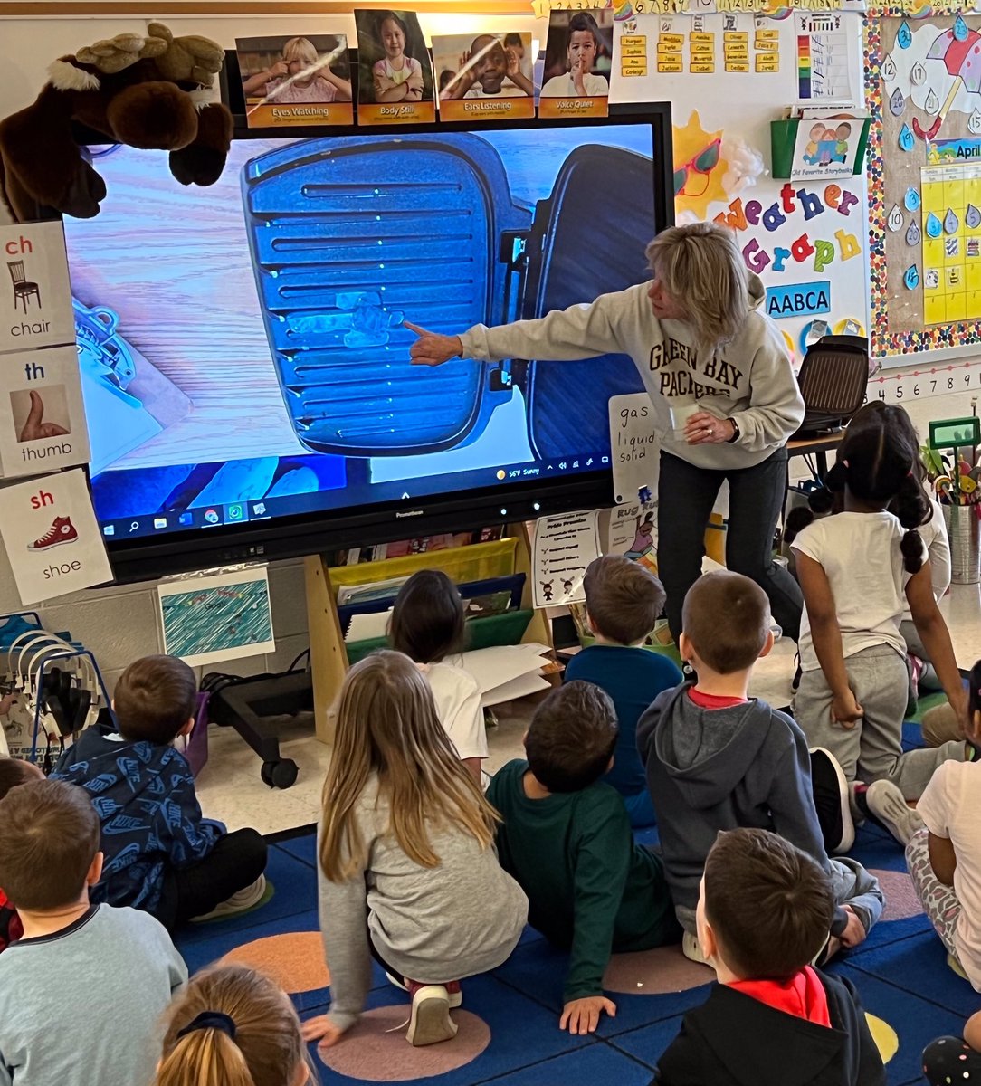 lcpsbworkman's tweet photo. Reviewing the water cycle and learning about the 3 states of matter. The children were so excited to see the solid (ice) quickly turn into a liquid (water) and gas (steam)! #MTVMoose https://t.co/QOBgu25ngW