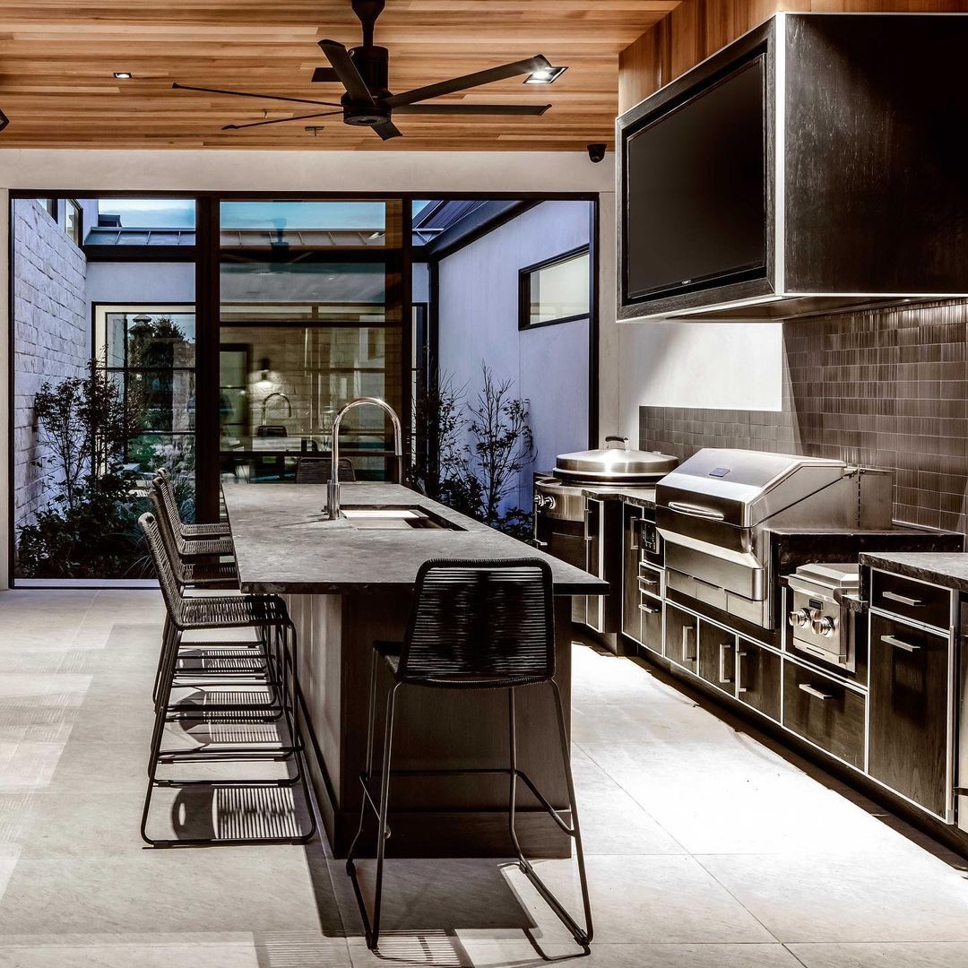 The sleek Galley Workstation + Tap combo complements this modern kitchen design to perfection.

Design by @kathydesigner
Architecture by @blackboxdesignstudios
Photo by @alanblakelyphotography
Repost from @eklektik_interiors