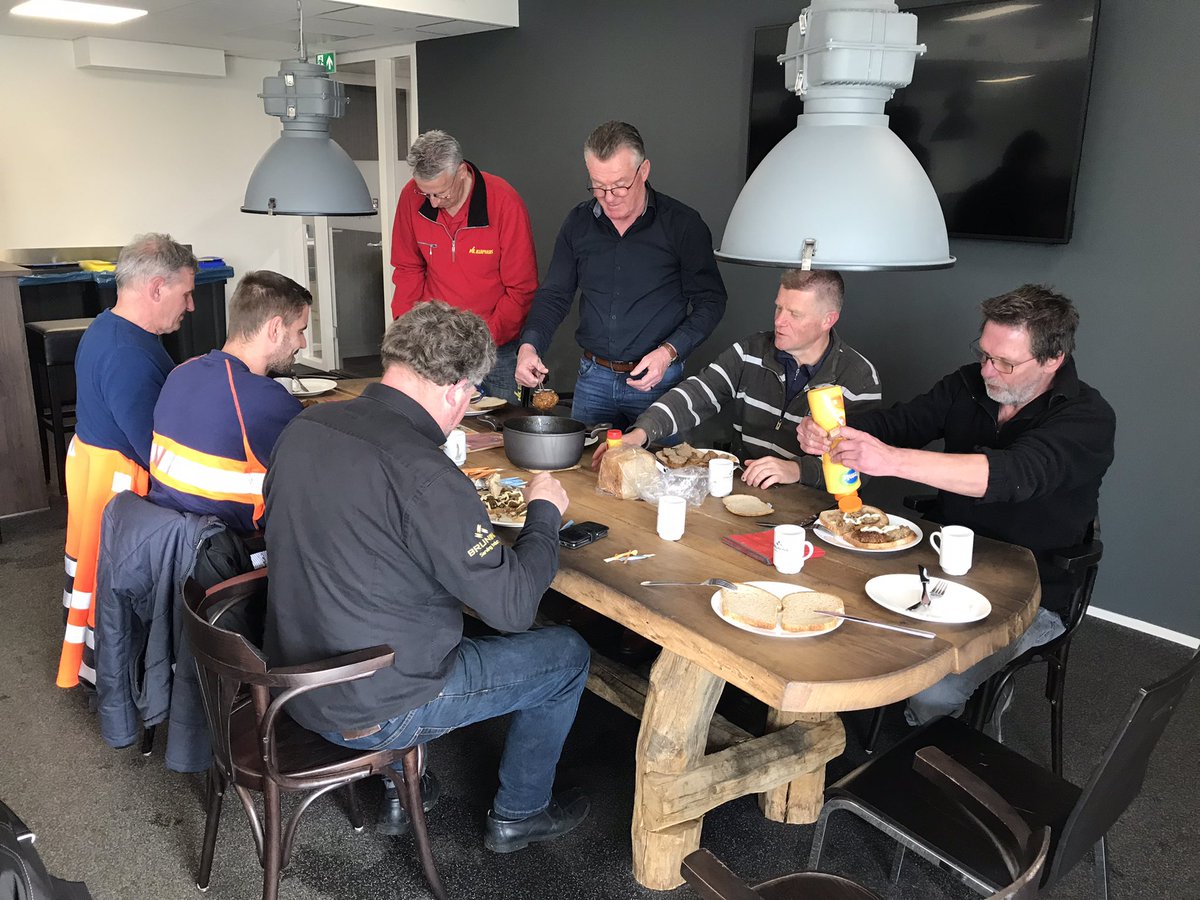 Helaas vandaag het project “steigers te water laten” afgeblazen vanwege te sterke stroming van de #Vecht en daar bovenop ook nog eens de harde, buiige wind. Veiligheid boven alles. Ook in #Ommen hetzelfde probleem.
Volgende week verder! <a href="/Vechtstromen/">Vechtstromen</a> #hardenberg 
#gezelligheid