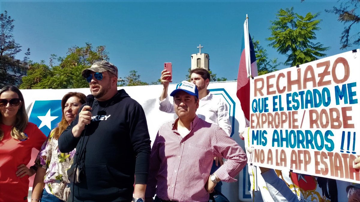adnradiochile's tweet photo. 🎙️ AUDIO | “Pancho Bueno, ya no es Pancho Malo, ubícate”: manifestantes por el Rechazo defienden presencia de exlíder de la Garra Blanca https://t.co/ClSkKG0oUV https://t.co/128INMp5Fa