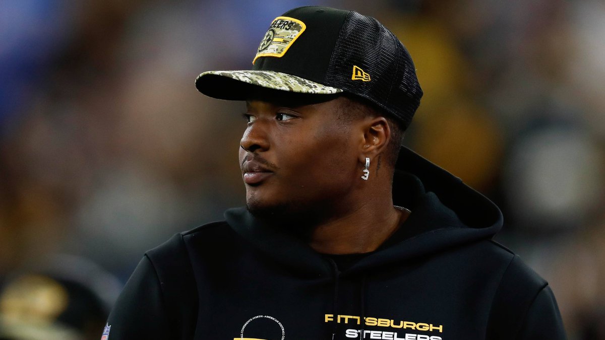 AroundTheNFL's tweet photo. Steelers QB Dwayne Haskins dies at 24 after being hit by vehicle

https://t.co/MGTUZQvAWp https://t.co/4RHjKk9Mld