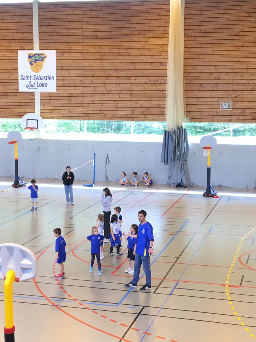 PatJean44's tweet photo. Présent avec #ThomasBoucher pour le challenge basket 🏀 des jeunes 5, 6 ans salle de la martelliere @stsebsurloire. Les bénévoles très heureux de participer à cette manifestation. https://t.co/Kkiu78n9Co