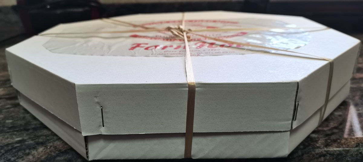 CPTN_Rastafari's tweet photo. Es típico en los viajeros salir de Mallorca con una caja así colgada del dedo...

¿ Qué misterio portará su interior? En este caso, una ensaimada de chocolate y almendras... #JALAR

#Unboxing #Munchies https://t.co/luYfaDOegz