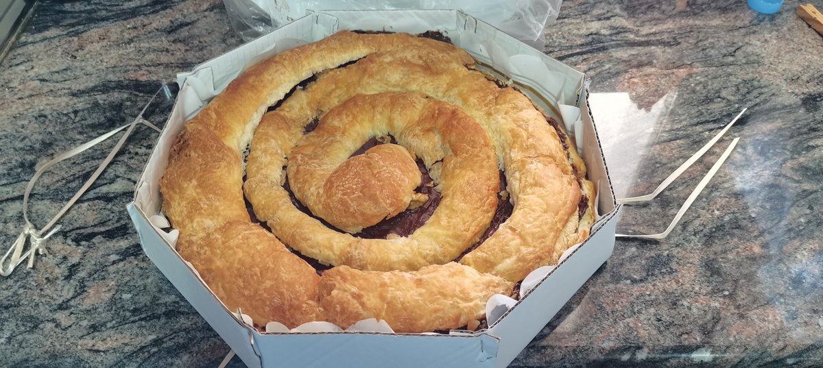 CPTN_Rastafari's tweet photo. Es típico en los viajeros salir de Mallorca con una caja así colgada del dedo...

¿ Qué misterio portará su interior? En este caso, una ensaimada de chocolate y almendras... #JALAR

#Unboxing #Munchies https://t.co/luYfaDOegz