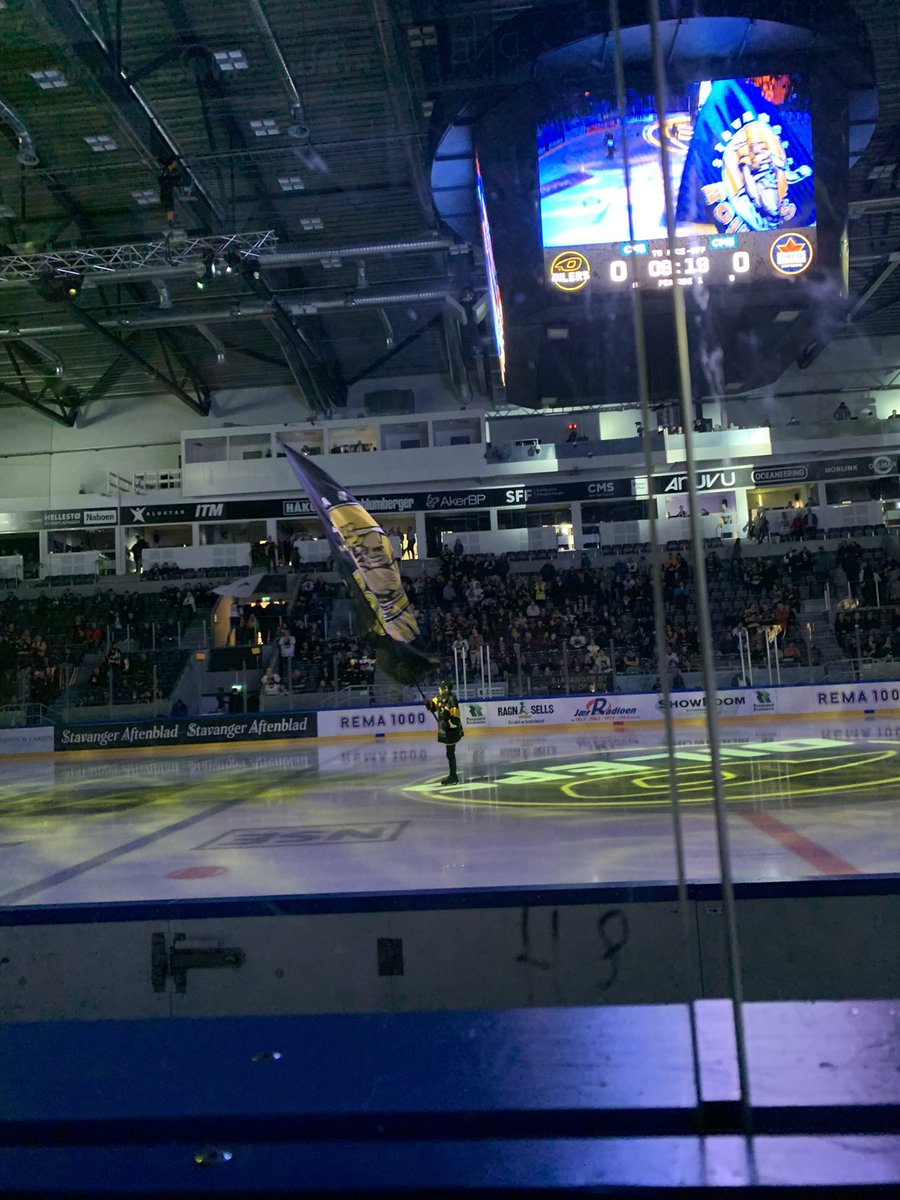 asbint4208's tweet photo. Prøva seg på litt ishockey da. Kjør da Oilers! https://t.co/OoHK1Jl9xc