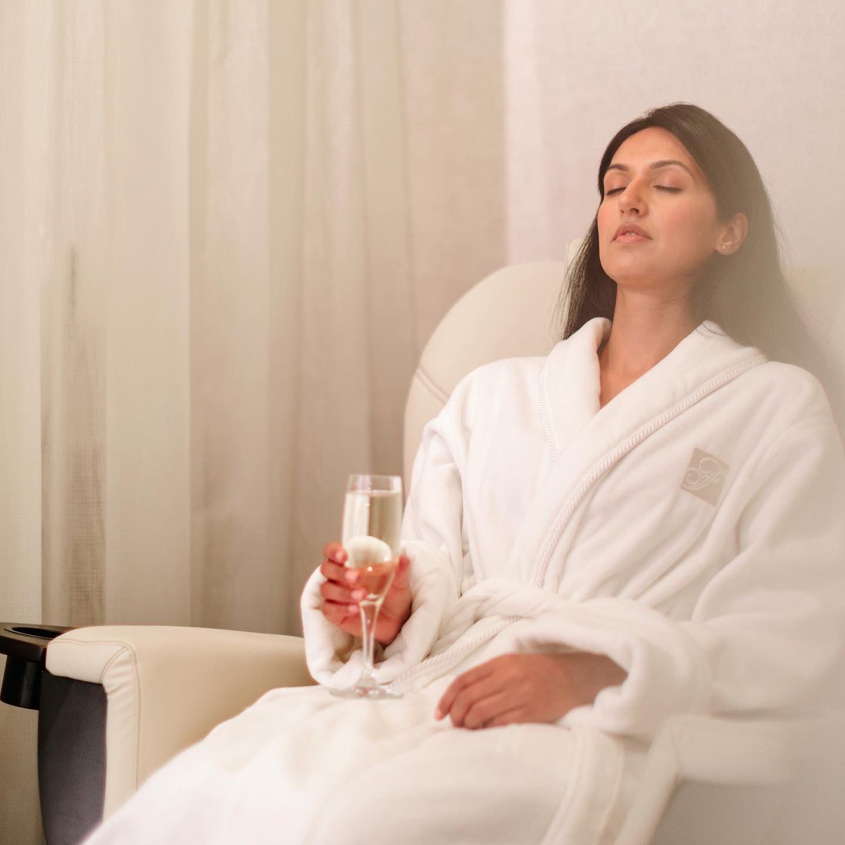 FairmontSprings's tweet photo. A spa day is always a good day! What would you go for first at Willow Stream Spa?
1.Dip in the mineral pools💧
2.Cleansing facial
3.Pedicure & manicure 💅
4.Relaxing massage
Tell us below!👇
#BanffSprings #WillowStreamSpa https://t.co/Qz3NddOb0O