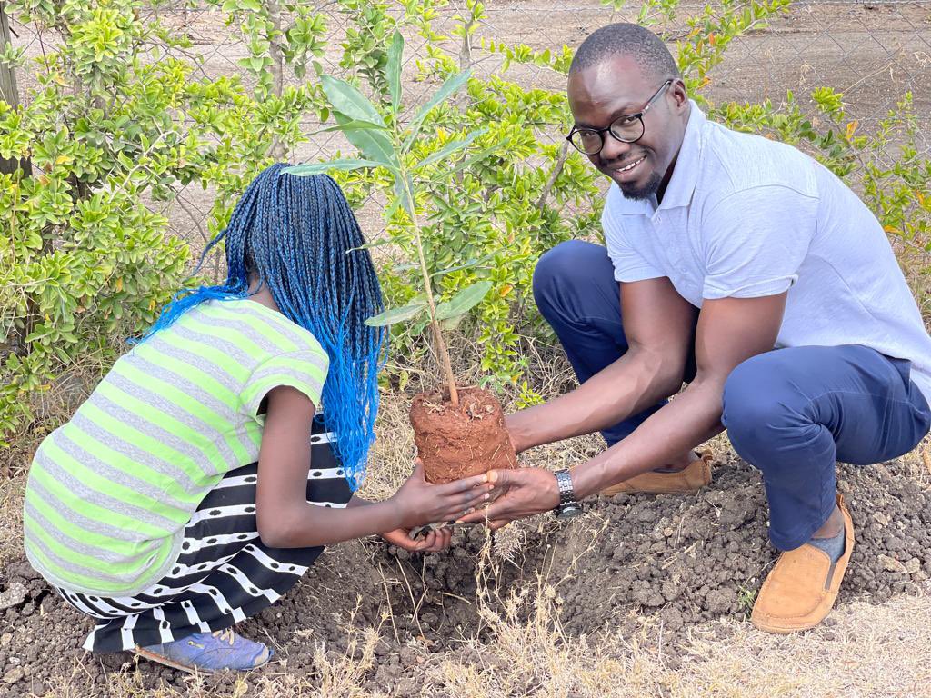 RCkigalicity's tweet photo. When we give time to understand the girl child and the barriers she faces, we starve the fears that could have limited her dreams. 

Thank you Prudence Rescue Center for allowing these great girls a chance to dream. 

#Iam4Peace second edition with @rcnparklands &amp; @kanosug https://t.co/41K0Lugogi
