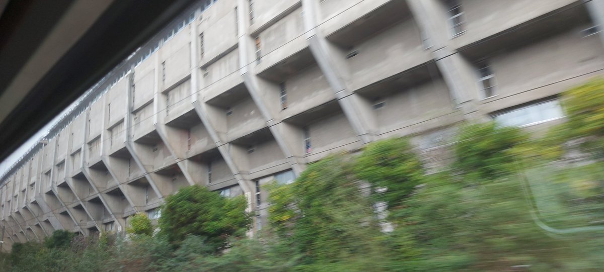 TonyHom33's tweet photo. TheΒ #AlexandraRoad #RowleyWay Estate #Camden from the @AvantiWestCoast train going into #Euston
#NeaveBrown #ModernistHousing
@mod_in_metro @Grindrod https://t.co/MSNMkqT9Lo