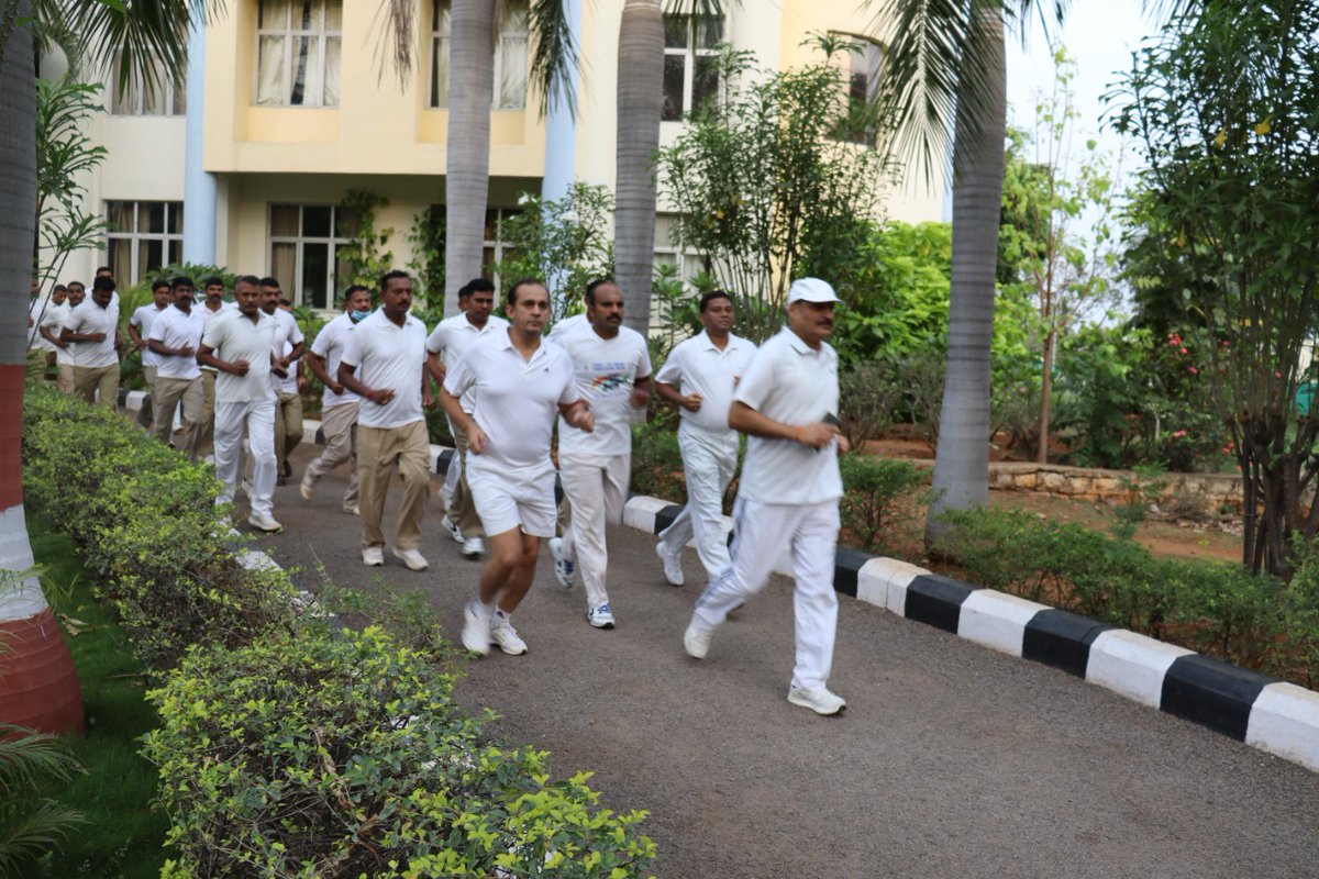 CRPF_sector's tweet photo. जब कभी तारीख ने संग्राम लिखा है,
हमने अपने शौर्य से परिणाम लिखा है
On the occasion of #ValourDay, Shri K. Sajjanuddin, DIG #SouthernSector #Hyderabad took salute of the Guard, addressed the Special Sainik Sammelan, felicitated meritorious service awardee & conducted valour run. https://t.co/dc98i6vtlj