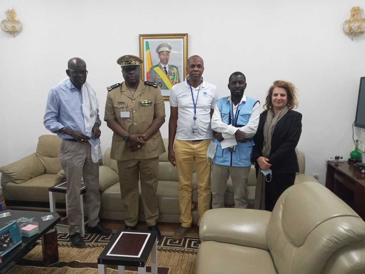 AbdouDieng_UN's tweet photo. Discussions avec gouverneur gl Traoré &amp; pdt conseil régional Samake #Gao: engagements des autorités et priorités communes: 
1. réponses humanitaires en cours déplacés; 
2. protection des populations civiles;
3. prévention pr éviter les déplacements de populations. https://t.co/7xWLejlgvi