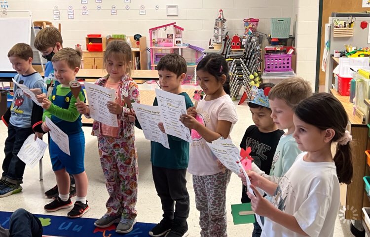 lcpsbworkman's tweet photo. Taking our Readers’ Theater “on the road” (complete with puppets)! The children were SO excited (some nervous)! They did an AMAZING job! #MTVMoose https://t.co/eg1gm1b1I5