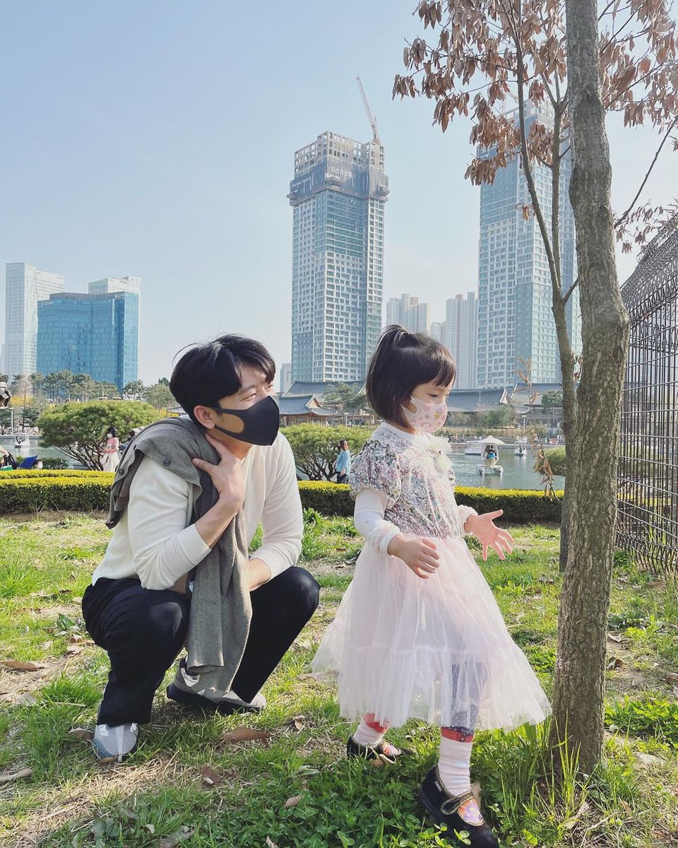 sesimyourgirl's tweet photo. Eugene Instagram Update - 09/04/2022
#유진 #Eugene 

Eugene's family spring walk 🌸

 #/봄산책 🌸🌸🌸🌸🌸🌸🌸🌸🌸🌸
🌸🌸담음주면 벗꽃 만개하겠다~🌸🌸🌸🌸🌸🌸🌸🌸🌸🌸🌸🌸🌸🌸🌸🌸🥰

https://t.co/aZX0I8Cywf https://t.co/D0jUptzESJ