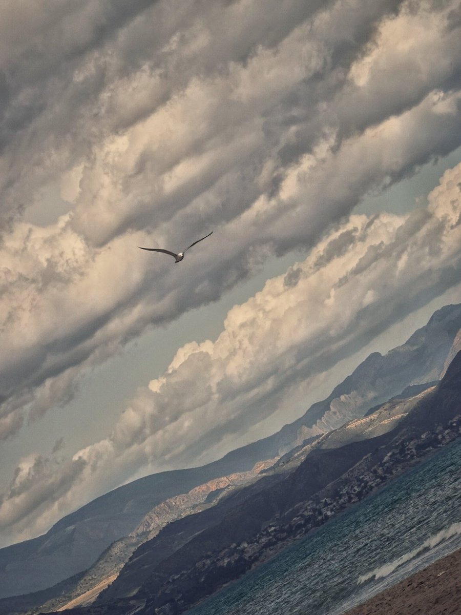 6/52. NUBES | Recurso fotográfico muy agradecido pero de difícil encaje en fotografía de calle sobre todo cuando pretendes que protagonizen la toma.