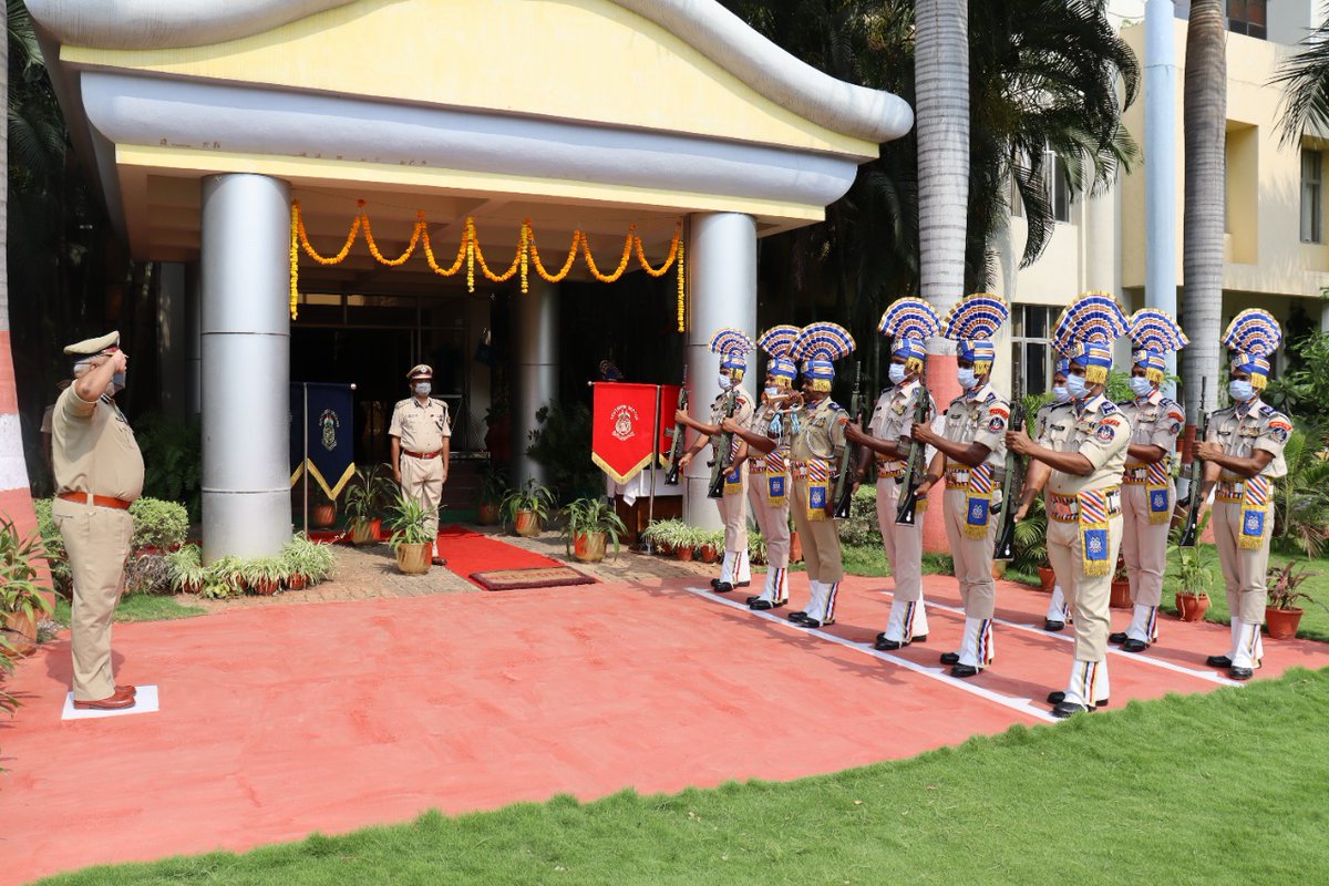 CRPF_sector's tweet photo. जब कभी तारीख ने संग्राम लिखा है,
हमने अपने शौर्य से परिणाम लिखा है
On the occasion of #ValourDay, Shri K. Sajjanuddin, DIG #SouthernSector #Hyderabad took salute of the Guard, addressed the Special Sainik Sammelan, felicitated meritorious service awardee & conducted valour run. https://t.co/dc98i6vtlj