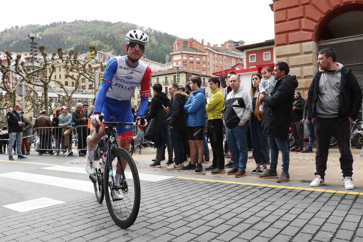 GroupamaFDJ's tweet image. À Arrate, Sébastien Reichenbach se classe 17e de la dernière étape du Tour du Pays Basque. David Gaudu coupe la ligne en 31e position.

Au classement général, nos deux coureurs terminent roue dans roue : David, 18e et Sébastien, 19e.