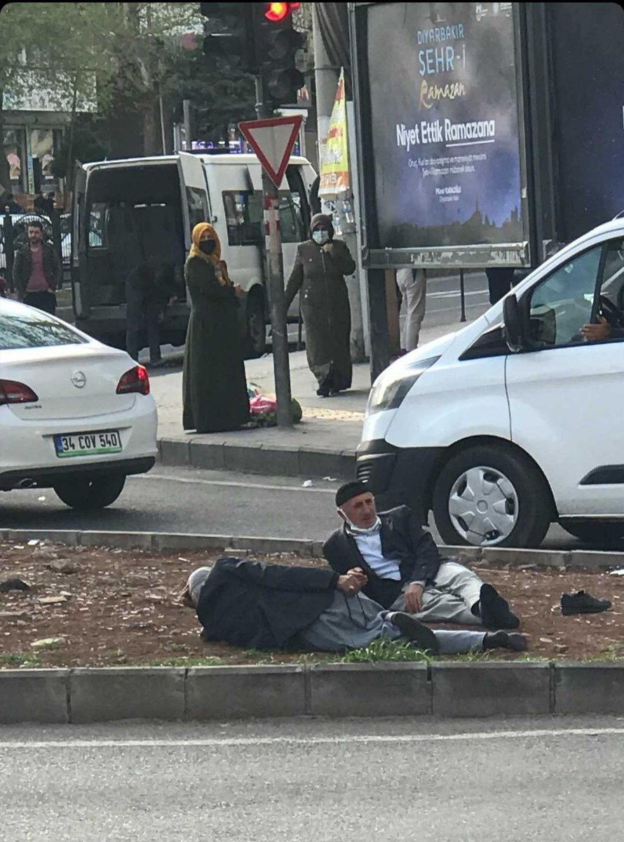 nocontextkurd's tweet photo. Orta refüjde uzanıp iftarı bekleyen amcalar, Diyarbakır https://t.co/qcp2GHaLDw