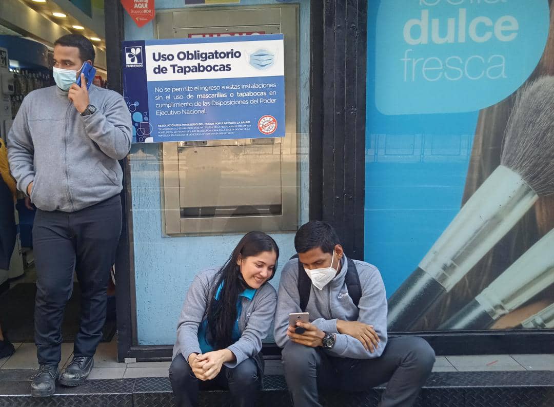 #AHORA

Trabajadores de la cadena <a href="/Farmatodo/">Farmatodo</a> se suman a paro por bajos sueldos que perciben.

Indican que les están exigiendo trabajar el triple y tienen desde octubre del 2021 que solo aumentan un 5%.

La Candelaria #Caracas