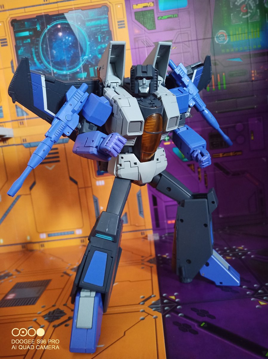 Kureigu8's tweet photo. Eagle version KO MP-52+ Skywarp. Not bad, he does have a few sprue marks @MoosCrewOffcl . #Transformers #Masterpiece #Skywarp #G1 #MP52 #Eagle #KO #Takara https://t.co/O7a5Ew9ElO