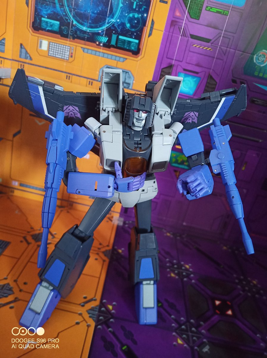 Kureigu8's tweet photo. Eagle version KO MP-52+ Skywarp. Not bad, he does have a few sprue marks @MoosCrewOffcl . #Transformers #Masterpiece #Skywarp #G1 #MP52 #Eagle #KO #Takara https://t.co/O7a5Ew9ElO