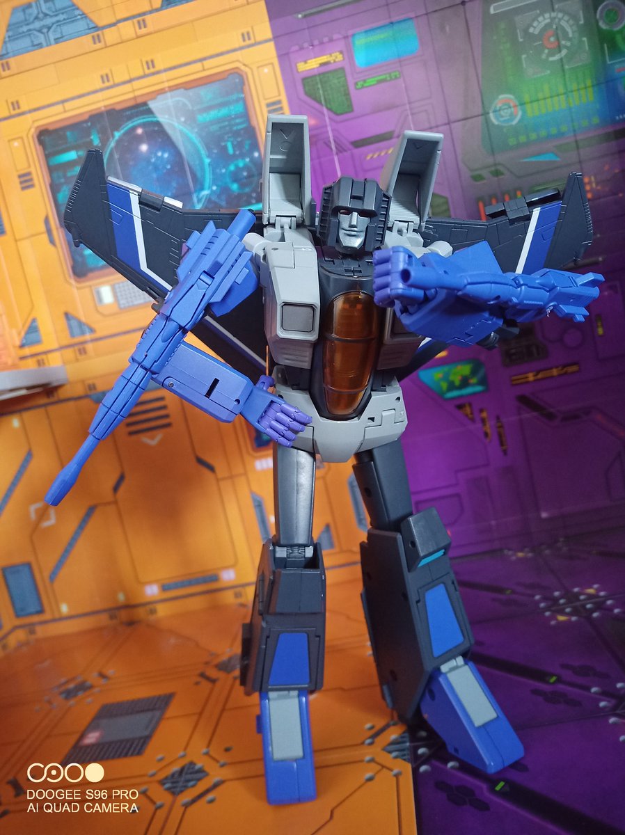 Kureigu8's tweet photo. Eagle version KO MP-52+ Skywarp. Not bad, he does have a few sprue marks @MoosCrewOffcl . #Transformers #Masterpiece #Skywarp #G1 #MP52 #Eagle #KO #Takara https://t.co/O7a5Ew9ElO