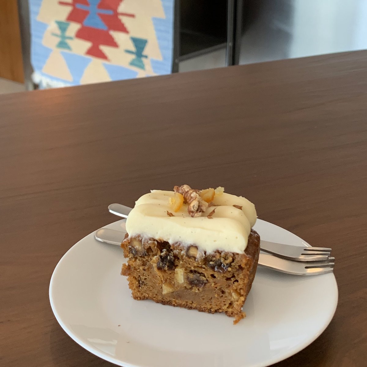 feelittoholdit's tweet photo. New cafe in phuket town ✨ orangina espresso with carrot cake is perfect match 🌼 ร้านเล็กๆสไตส์โอมมี่ พิกัด ใกล้ๆร้าน daily hut เก่า สามกอง https://t.co/NTsTY1VVPg  ไปไม่ถูก โทรไปถามเจ้าของร้านก่อนไปได้เลย #รีวิวภูเก็ต #คาเฟ่ภูเก็ต #reviewphuket https://t.co/mAKxyuRNP3