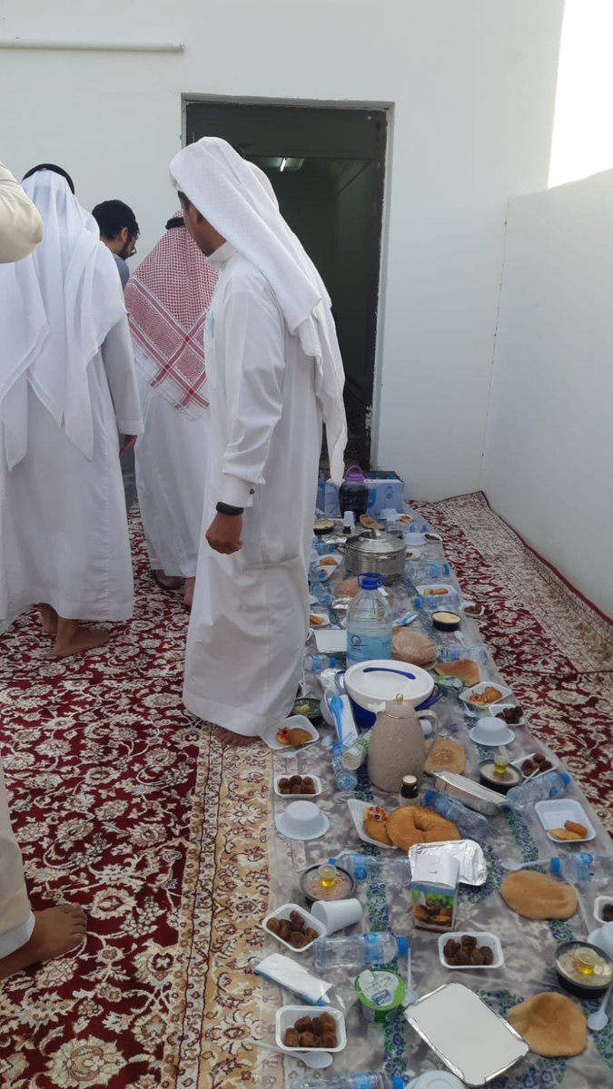 Alfejah's tweet photo. في أجواء أخوية أقام الشيخ عبدالله بن عيد الصريصري -رئيس قرية #الفجة  #بينبع_النخل-مأدبة إفطار رمضاني جماعي في مسجد الشيخ محسن -رحمه الله- بمشاركة عدد من اهالي القرية.

8 | رمضان 🌙 https://t.co/wDYToLhFVW