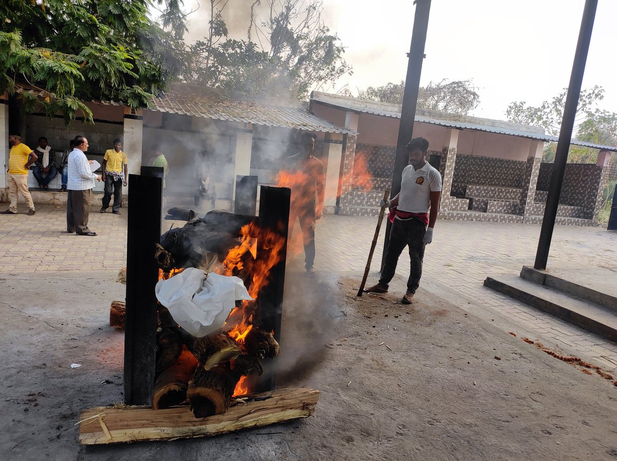 beinghumanBgr's tweet image. ଅସହାୟ କଏଦୀ ଙ୍କ ମର୍ଯ୍ୟାଦା ସହ ଶବ ସତ୍କାର
 @CMO_Odisha @Naveen_Odisha @pranabpdas @TukuniSahu @SusantaSingh11 @AnubhavMohanty_ @achyuta_samanta @CollectorBgr @spbalangir @DeoKalikesh @NarasinghMishra @sabyaactor @OdishaCouncil @sksingh_deo @ArkeshOfficial