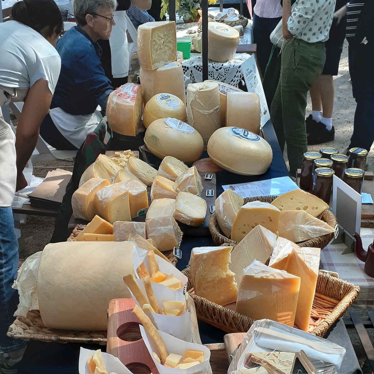ColoniaTur's tweet photo. #Ahora en Villa La Paz. Celebración de cultura, tradición y productos regionales, Fiesta Sabores de Pequeña Europa en la Colonia Piamontesa de Colonia Este. https://t.co/kBs7l8wXxw