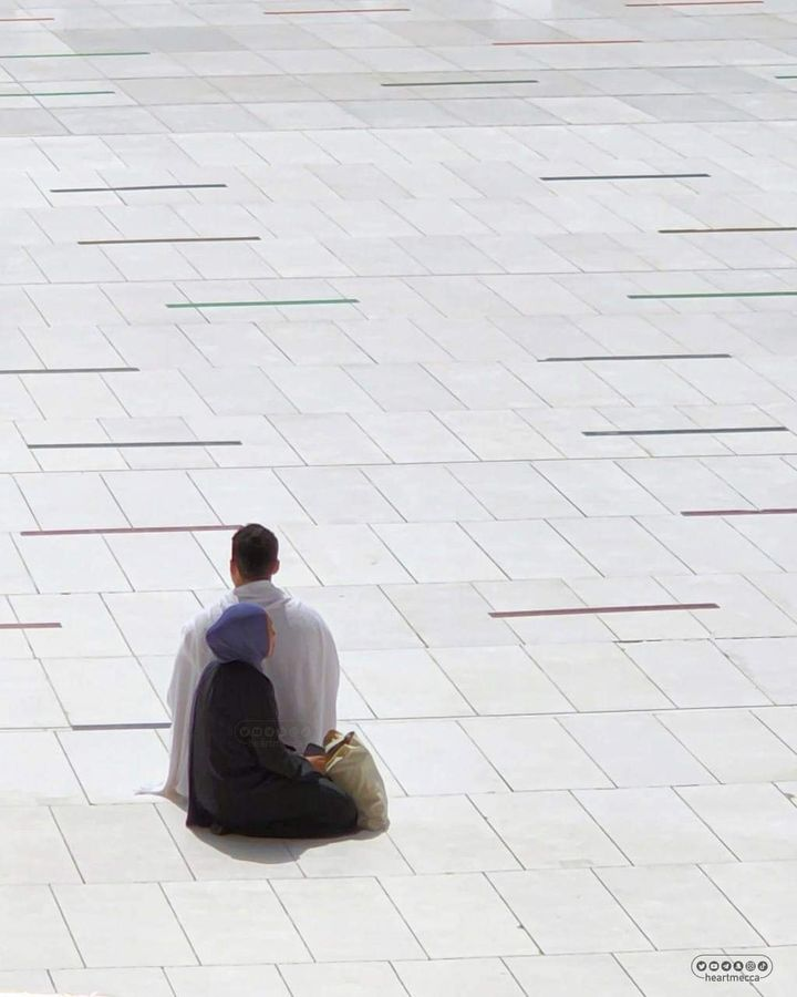 vivalalgerie7's tweet photo. صورة اليوم من بيت الله الحرام ..  لامرأة تحتمي من 
أشعة الشمس بظل زوجها 😍🕋 https://t.co/RWi0exed3p