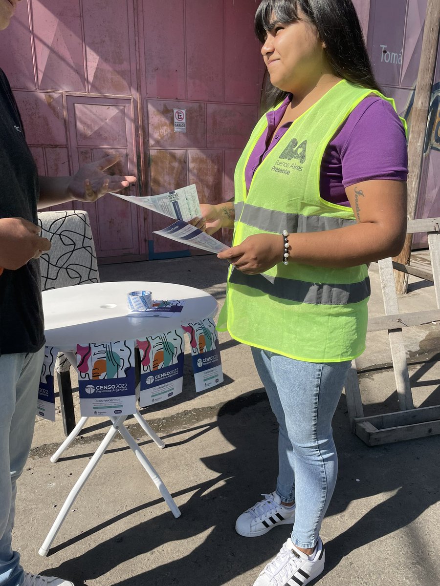 Veronica_L25's tweet photo. Hoy acompañamos a los vecinos de los barrios populares a completar el cuestionario del censo digital . 
Si todavía no lo hiciste entra a https://t.co/93UA53Cz0q 📲 https://t.co/zWHjPxg3HK