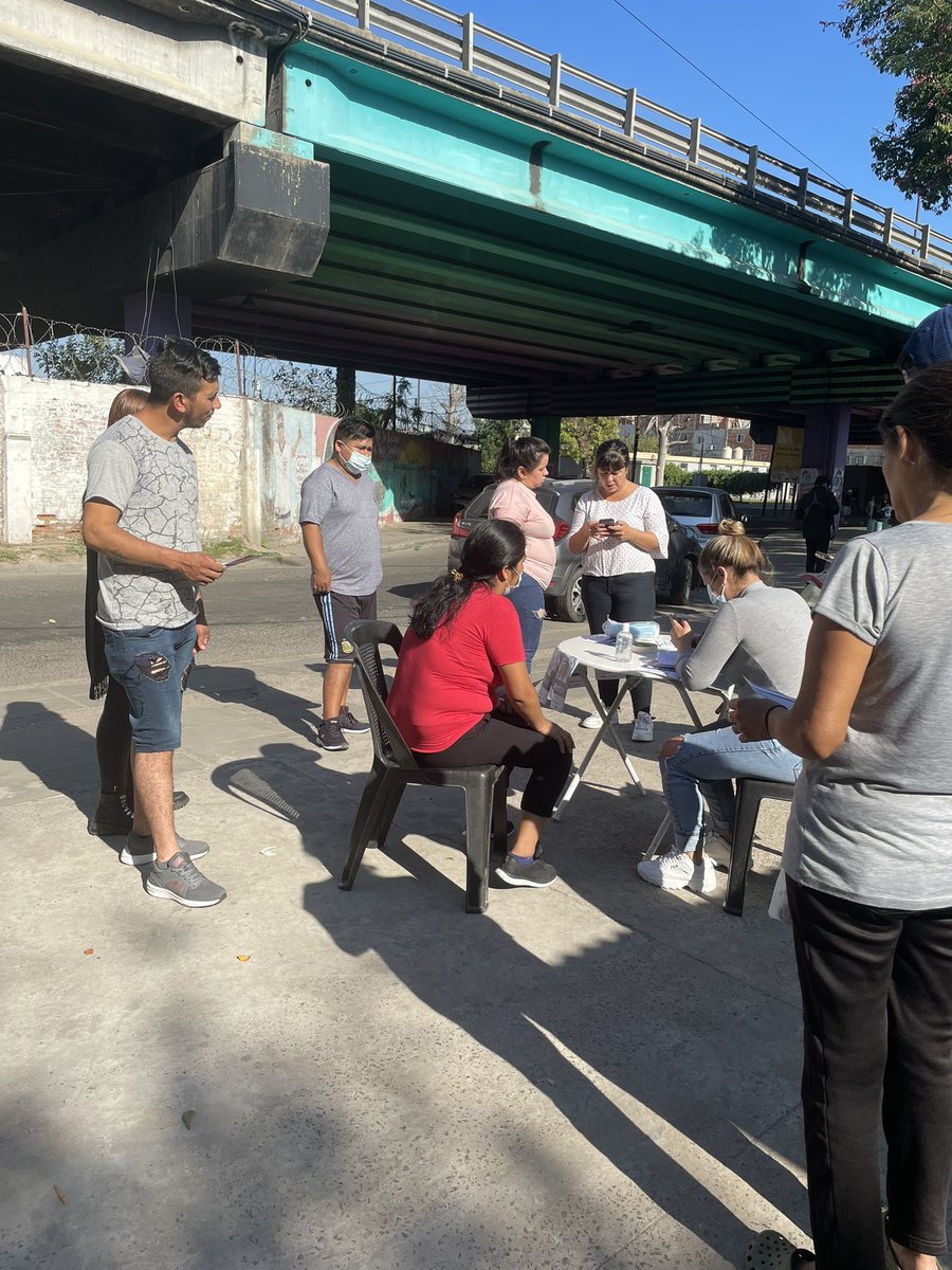 Veronica_L25's tweet photo. Hoy acompañamos a los vecinos de los barrios populares a completar el cuestionario del censo digital . 
Si todavía no lo hiciste entra a https://t.co/93UA53Cz0q 📲 https://t.co/zWHjPxg3HK