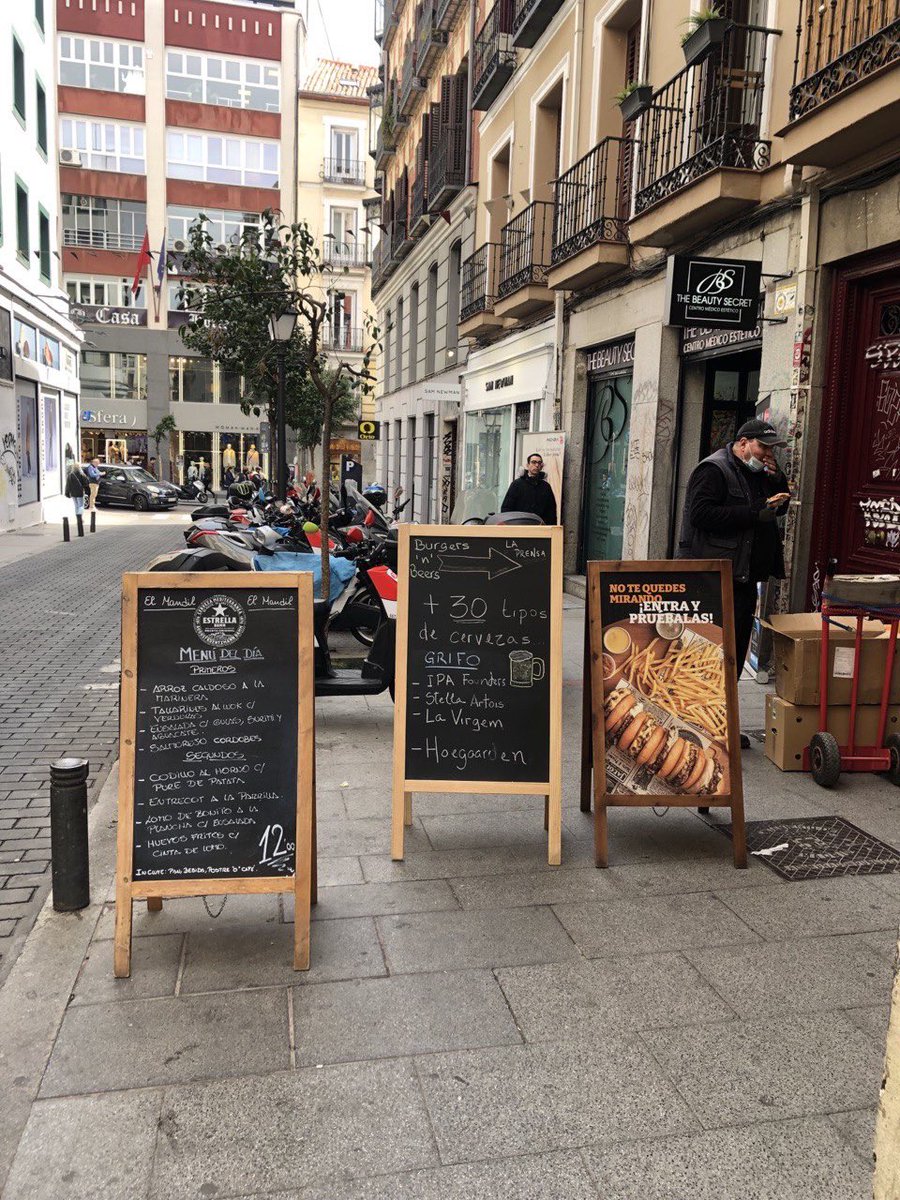 La calle es suya, ni siquiera dejan paso ya. Descontrolado