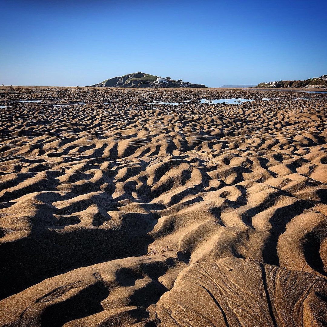 DevonHolidaysGB's tweet image. More low tide spam. I can’t get over how different tides change the patterns 
.
.
.
.
.
.
.
.
.
.
#bantham #lowtide #sandpatterns #burghisland #bantham #ohidoliketobebesidetheseaside #swisbest #southhams #southdevon #visitsouthdevon #devon #gloriousbritain #scenicbritain #swcoa