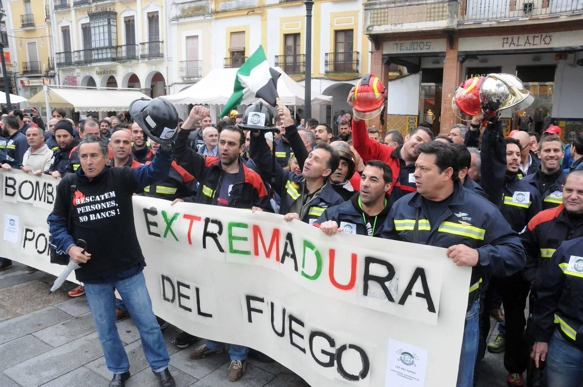 abpex_es's tweet photo. Mérida 2015, siete años y tres legislaturas después, la #LeyDelFuego, sigue sin hacerse realidad. @GFVara @LeyBomberosExtr  @FresnoVillar https://t.co/DRRpx5qHvv