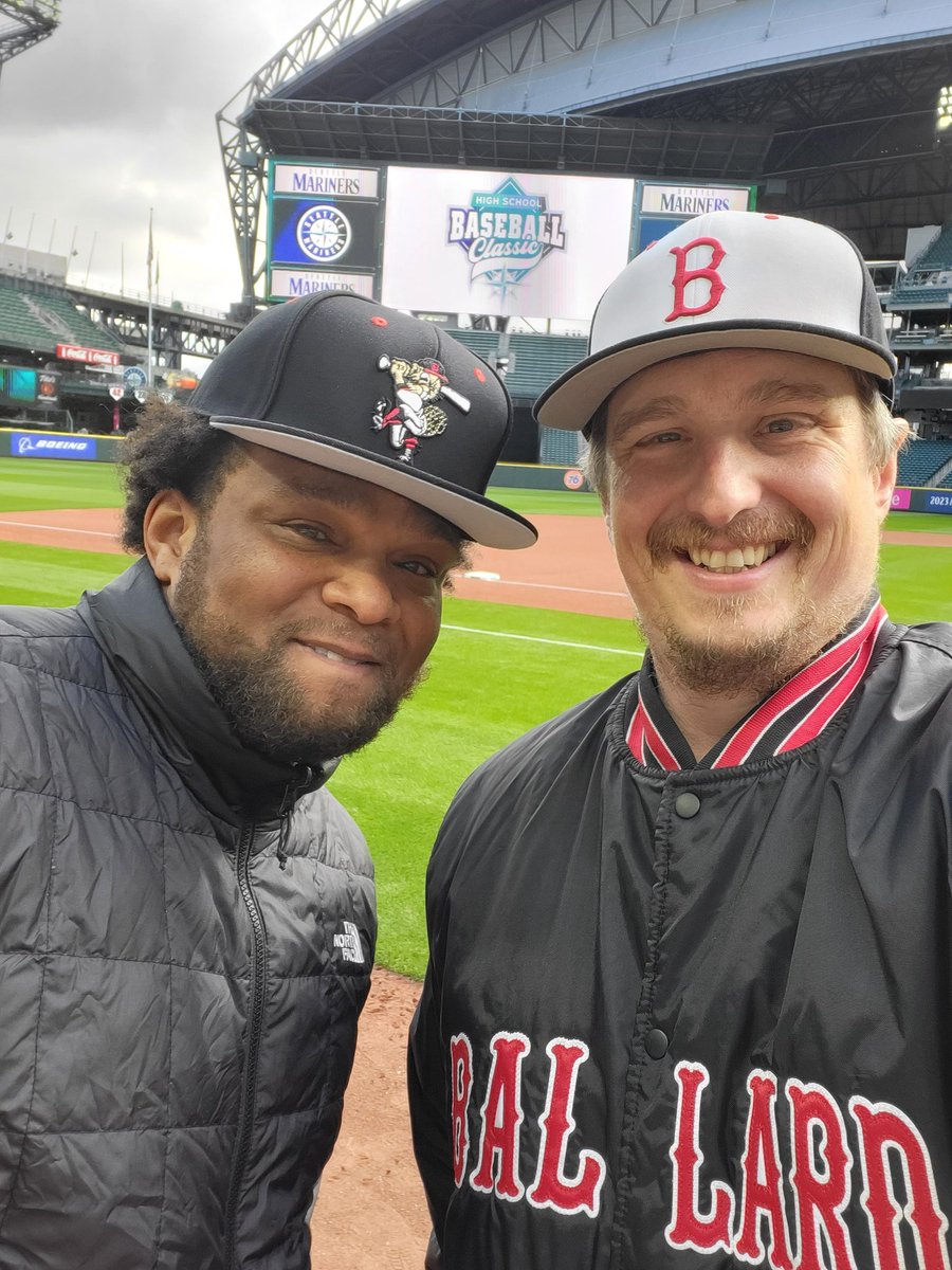 Jareddnls11's tweet photo. #whereiroot @ROOTSPORTS_NW @BaseballBallard kicking off the morning for the High school baseball classic @TMobilePark! Thank you @Mariners for this amazing opportunity https://t.co/vF08E8wAhF