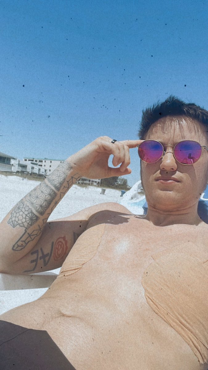BurchEaston's tweet photo. The amount of gender euphoria I’m feeling shirtless at the beach is on another level☀️ https://t.co/6yMWTFgn36