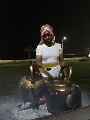 FhdAlawl's tweet photo. #اخواني_حاقد_في_ارامكو

والمواطن السعودي يبيع شاهي جمر ويعمل حارس امن براتب ٣ الاف ريال 
ونصفها يروح ضرايب https://t.co/9nplH6xGtn