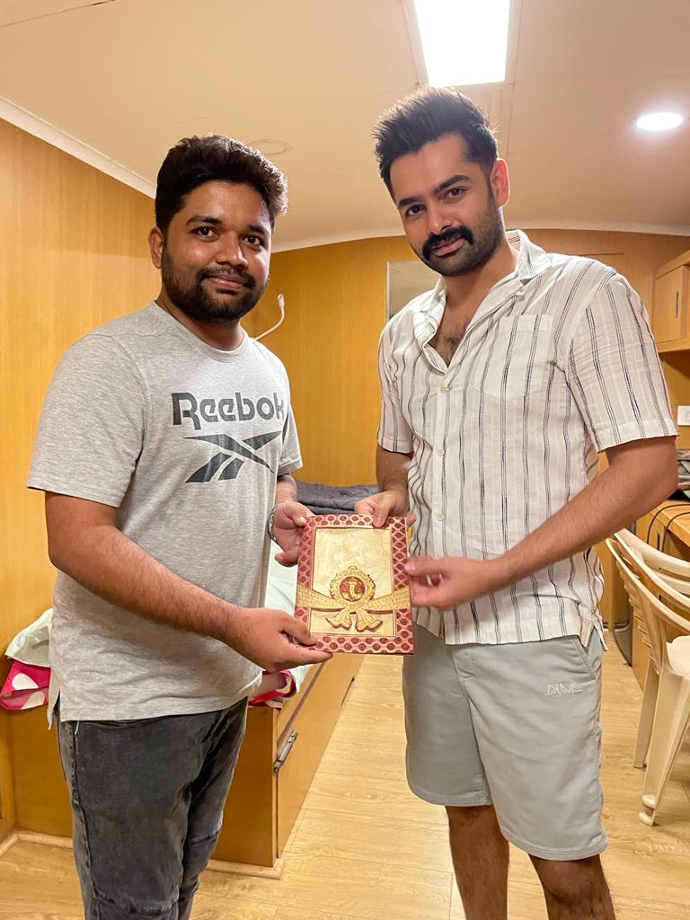 rfahyd's tweet photo. Our Very Own Dearest @ramsayz Received His Fan @Hariharasayz's Marriage Invitation and Congratulated Him For His Wedding.. 😍
We Are Truly Blessed to Seek Your Blessings and Thank You For The Lovely Hospitality ❤️
#RAmPOthineni #FansHero 🤩 https://t.co/s95HuFFutt