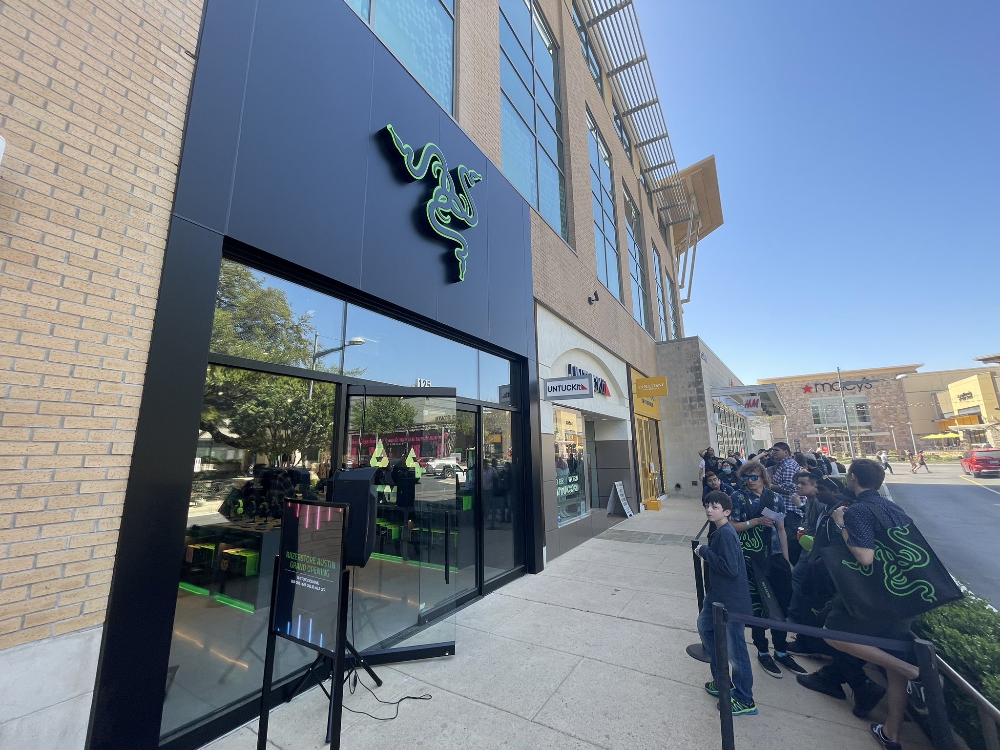 R Λ Z Ξ R on Twitter to RazerStore Austin! Touch. Play. Stay