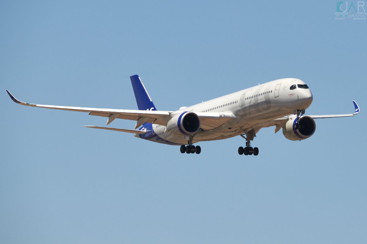 JuanAntRico's tweet photo. PRIMERA VISITA DEL GIGANTE DE @SAS @Airbus A350 EN FINAL A 03L @AeropuertoGC @controladores @aena https://t.co/wDqfNsigj4